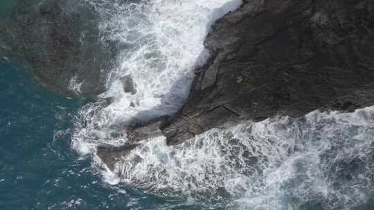 海浪在岩石海岸上破碎的俯视图