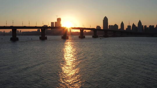 城市大桥黄昏唯美逆光低角度拍摄