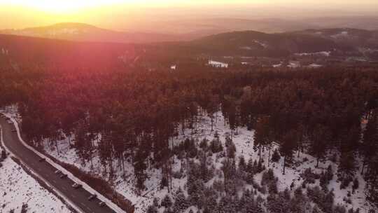 日落时山上道路的鸟瞰图