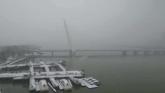 西安浐灞大雪后海雪景彩虹桥下雪航拍2