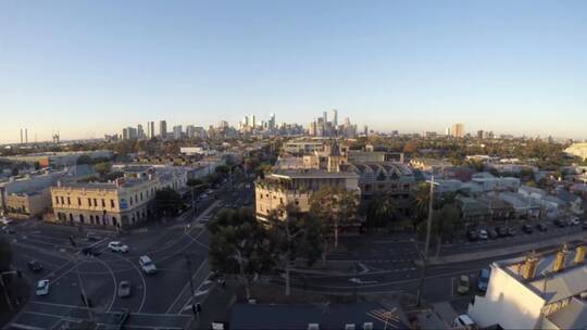 澳大利亚墨尔本城市十字路口的交通延时摄影