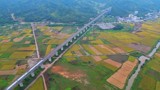 田野间的高铁线路航拍风光