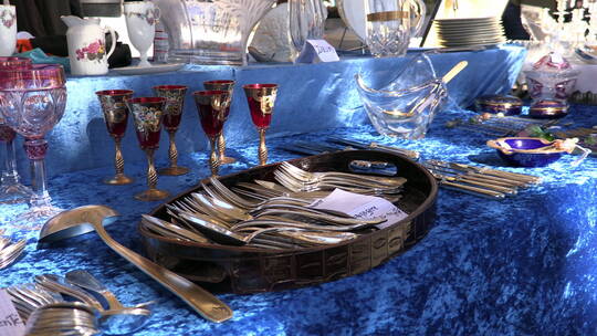 餐桌上展示的刀叉集玻璃酒杯特写