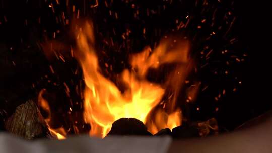 烤鸭炉里的木柴与火焰