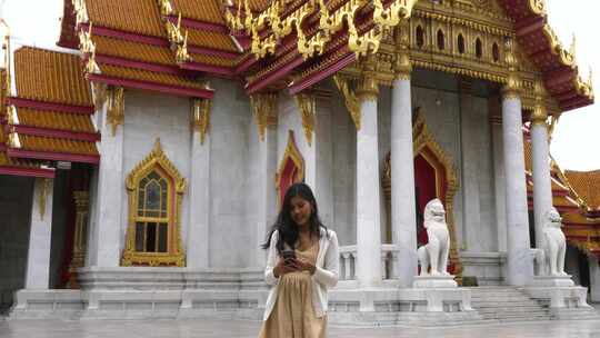 泰国曼谷，一名妇女在寺庙自拍