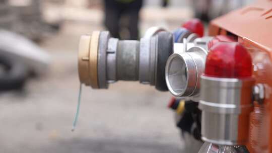 灭火救援化工厂救援机器人接水管视频素材模板下载