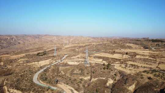 航拍陕西黄土高原，航拍电力电塔