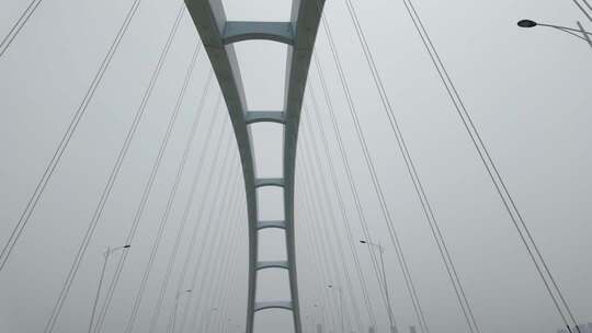 开车通过官塘大桥