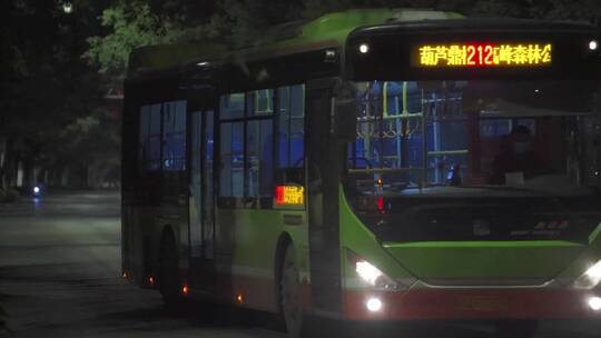 凌晨行驶的公交车视频素材模板下载