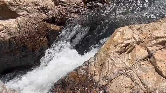 水流从岩石间奔涌而过的自然景观