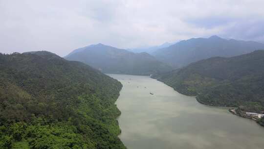 河流和山脉的天线