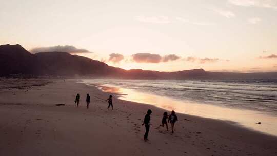 夕阳海边沙滩嬉戏