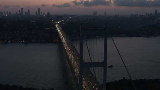 伊斯坦布尔7月15日烈士博斯普鲁斯桥在黄昏或夜晚与城市天际线剪影和汽车