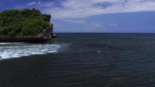 人们在海里冲浪的无人机镜头