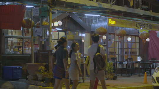 老挝首都万象夜晚街边的中式餐厅