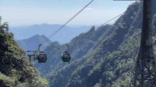 山间缆车俯瞰山林城镇风光全景