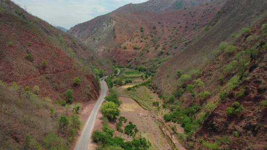 云南楚雄州双柏县山谷农田自驾旅行公路风光