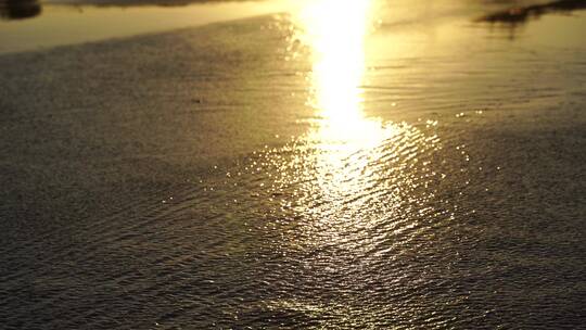 金色沙滩阳光海水潮水浪花海滩唯美海边夕阳