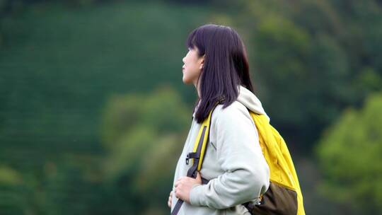 年轻活力青春女孩独自郊游踏青生态茶园