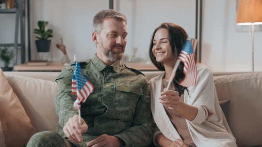 军官和他的妻子挥舞着美国国旗视频素材模板下载