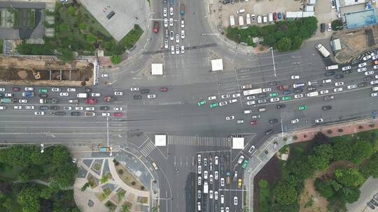 航拍城市拥堵交通车辆行驶