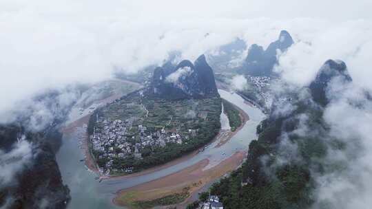 桂林山水烟雨漓江兴坪古镇航拍风光4K