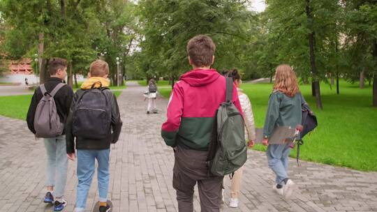 校园里散步的年轻学生视频素材模板下载