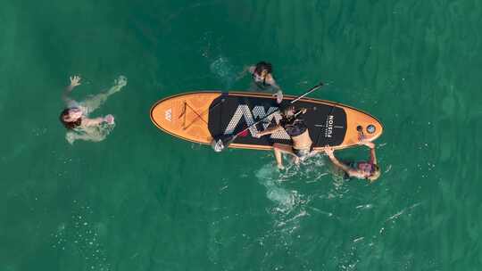 鸟瞰水上摩托车刺激和宁静的滑翔伞海滨氛围