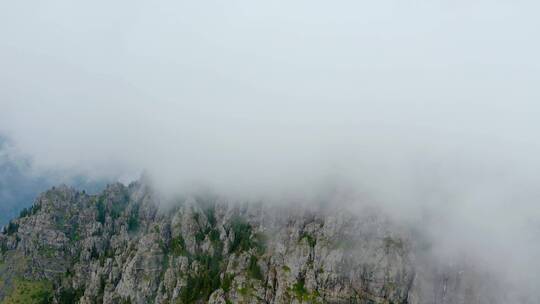 云雾缭绕的天山