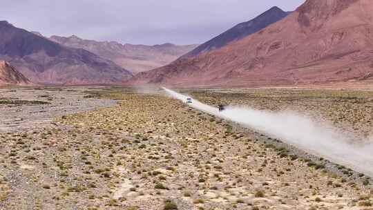 航拍汽车行驶在青海高原的公路上尘土飞扬