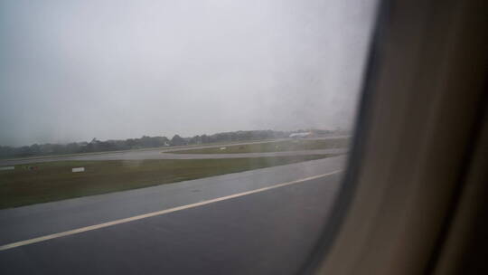 从飞机窗户上拍摄飞机起飞视频素材模板下载
