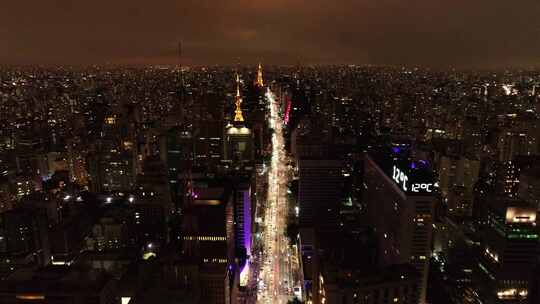 巴西圣保罗市中心的夜景。市中心的夜间城市