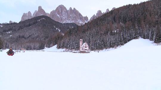 旅客在阿尔卑斯山滑雪