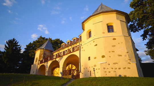 立陶宛日落中的诺维利斯基城堡