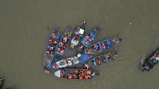 越南湄公河三角洲传统水上市场上的游客