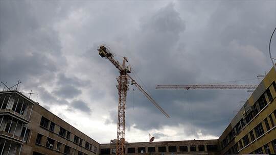 雨天建筑工地施工 塔吊吊车 高楼建筑施工视频素材模板下载