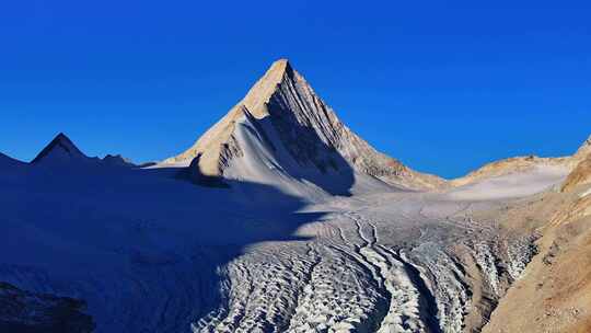 西藏日喀则国王峰普拉喜琼雪山日照金山航拍