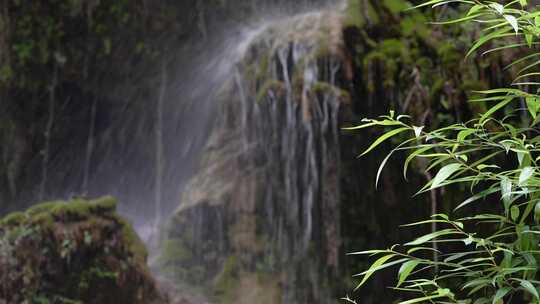 水流冲击布满青苔岩石的自然景观