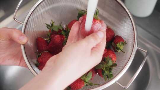 冲洗草莓
