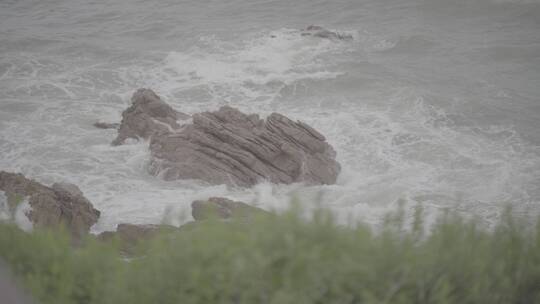 海浪拍击海岸