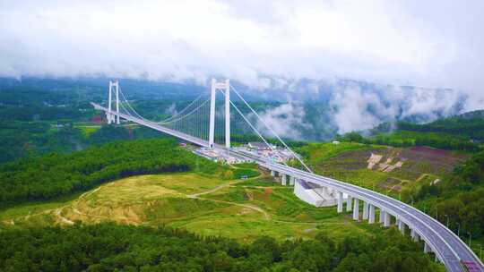 航拍云雾中的超级工程龙江特大桥