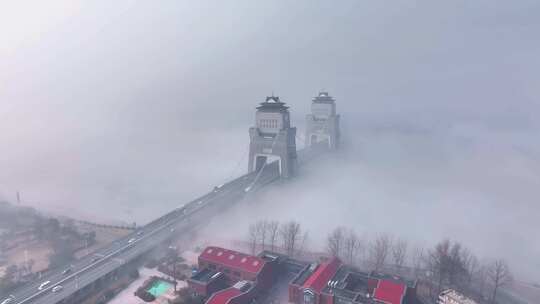 航拍清晨晨雾扬州万福大桥车流万福闸浓雾