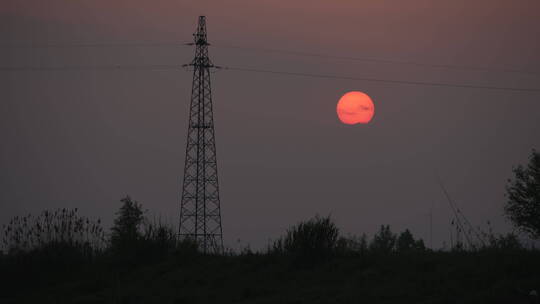 乡村里水面倒影中的夕阳落日晚霞4k延时