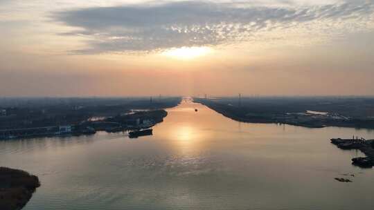 夕阳下苏北灌溉总渠与大运河交汇