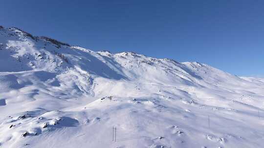 航拍新疆阿勒泰雪景吉木乃草原石城输电线路