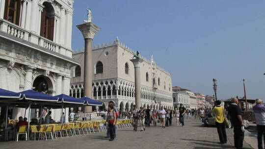 意大利威尼斯的游客走在人行道上