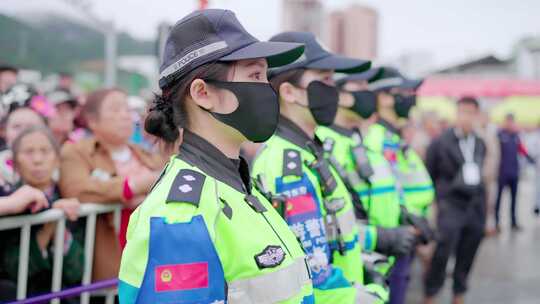 女警列队维持秩序场景