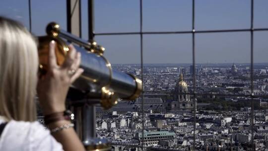 埃菲尔铁塔上的金发女子使用望远镜视频素材模板下载
