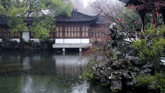 雨中的中式古典园林景观