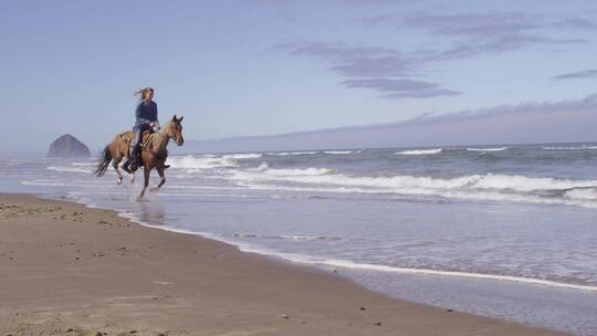 在海边骑马的女人